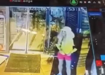 Mini etek giyip peruk takan erkek, mağazadan kilim çaldı; o anlar kamerada