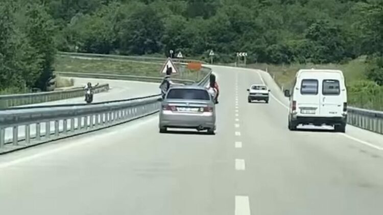 Otomobilin camlarından sarkanlara para cezası