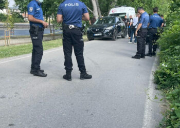 Camları kırık otomobilin arka koltuğunda ölü bulundu