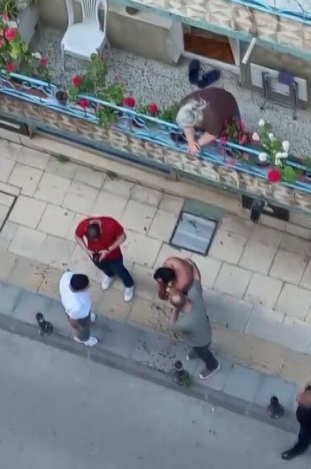 Husumetlilerine benzettiği 2 kişiyi bıçakladı; yoldan geçenler müdahale etti
