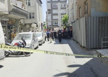 Küçükçekmece'de yıkımı yapılan binada kısmi çökme; 3 işçi yaralandı -1