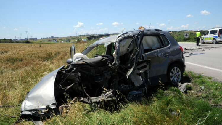 TIR'la çarpışan otomobilin sürücüsü ağır yaralandı