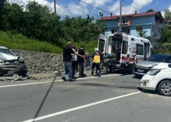 Otomobil karşı şeride geçti; 7 yaralı