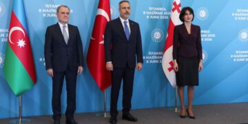 Azerbaycan-Gürcistan Üçlü Dışişleri Bakanları Toplantısı İstanbul'da başladı