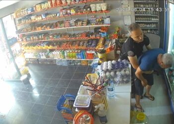 Nefes borusuna şeker kaçan bakkalı, polis Heimlich manevrasıyla kurtardı