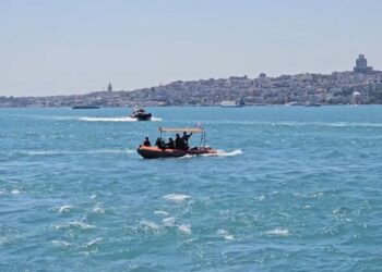 Üsküdar'da denizde görülen kişi için arama sürüyor
