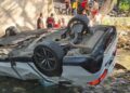 Dereye uçan otomobilin sürücüsü yaralandı