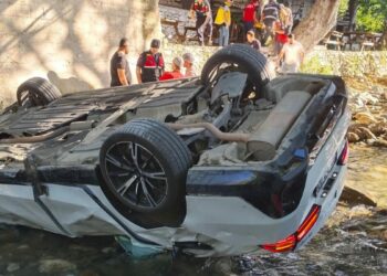Dereye uçan otomobilin sürücüsü yaralandı