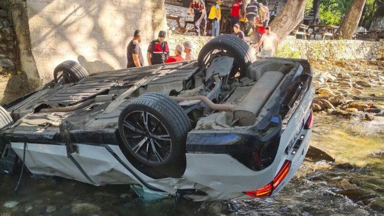 Dereye uçan otomobilin sürücüsü yaralandı