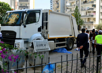 Çöp kamyonunun altında kalan yaya öldü