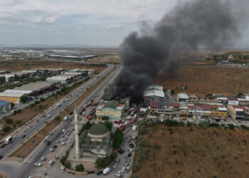 Konya'da yatak fabrikasında yangın; 1 itfaiye eri yaralandı