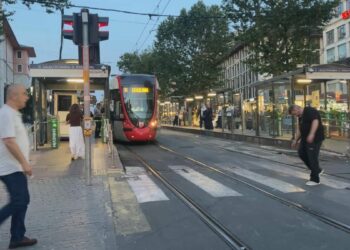 Fatih'te raylara düşüp tramvayın altında kalan çocuk öldü