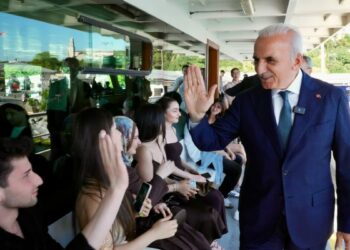 Lise son sınıf öğrencileri Boğaz turuyla mezuniyetlerini kutladı