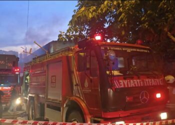 Ataşehir'de mobilya imalathanesinde çıkan yangın söndürüldü