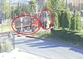 Kamyon ile tramvayın çarpışması kamerada; 5 yaralı