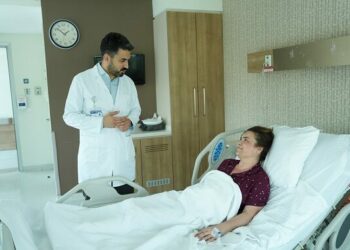 Felç riski taşıyan hasta omurilik tümöründen mikrocerrahi ile kurtuldu