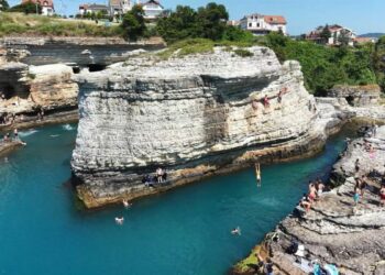 Adrenalin tutkunlarının Kartal Kayalar’da tehlikeli atlayışı