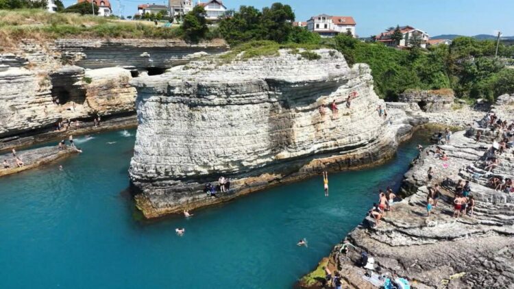 Adrenalin tutkunlarının Kartal Kayalar’da tehlikeli atlayışı