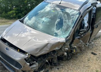 Otomobille hafif ticari araç çarpıştı: 5 yaralı