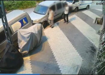 Arnavutköy'de park halindeki minibüsün çalındığı anlar kamerada; '1-1,5 dakika arasında çalıyorlar'
