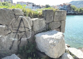 Amasra’da tarihi 'Direkli Kaya’ya boyayla zarar verdiler