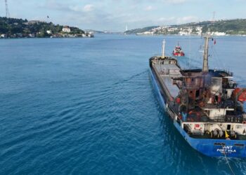 Ukrayna açıklarında dron saldırısına uğrayan 'ANT' isimli Türk gemisi İstanbul Boğazı'ndan geçti