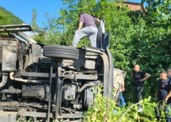 Freni boşalan kamyonun devrildiği kaza kamerada