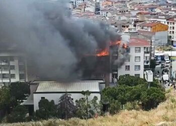 Esenyurt'ta 5 katlı binanın çatısında yangın