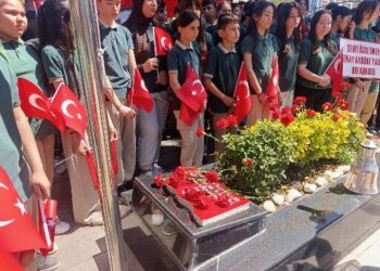 Şehit öğretmen Şenay Aybüke Yalçın, kabri başında anıldı