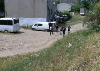 Bağcılar'da arsada oyun oynayan çocuklar araçta ceset buldu
