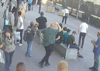 Fatih'te 6 yaşındaki çocuk raylara düşüp tramvayın altında kalarak öldü; panik anları kamerada