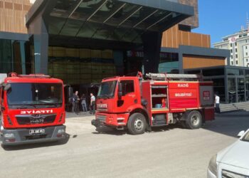 12 katlı otelin çatı katında çıkan yangında 10 kişi dumandan etkilendi