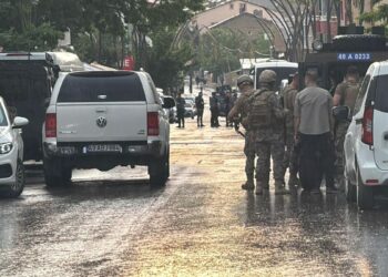 İşitme engelli kardeşini ve bir polis memurunu yaralayan şüpheli, operasyonla etkisiz hale getirildi