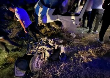 Minibüs ile çarpışan motosikletin sürücüsü öldü, 4 kişi yaralandı