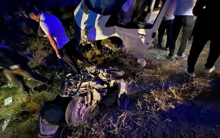 Minibüs ile çarpışan motosikletin sürücüsü öldü, 4 kişi yaralandı