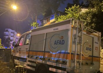 Tavan sıvaları düşen evdeki 5 kişi tahliye edildi