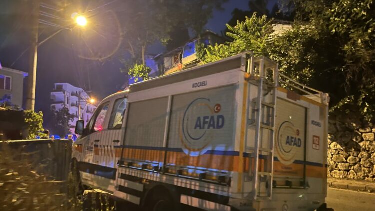 Tavan sıvaları düşen evdeki 5 kişi tahliye edildi