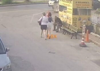 Yolda yürürken başına sineklik düşen kadın yaralandı; o anlar kamerada