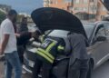 Otomobilin motor bölümüne sıkışan 2 yavru kedi kurtarıldı