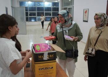 Bilet yerine kitap bağışıyla tiyatro izlediler