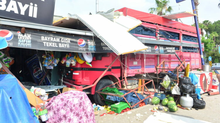 Adana'da kamyon markete daldı