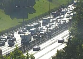 TEM Otoyolu’nda araç takla attı; trafikte yoğunluk oluştu