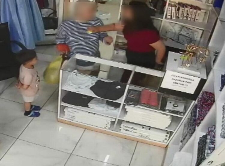 Ücret nedeniyle tartıştığı terzinin kızını dabetti; olay kamerada