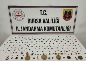 Bursa'da aranan araçta 202 sikke ve obje ele geçirildi; 2 gözaltı