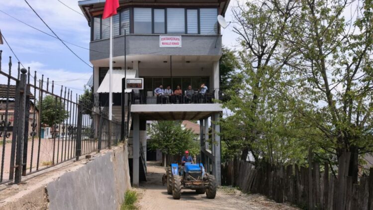 Altından yol geçen mahalle konağı farklı mimari yapısıyla ilgi görüyor