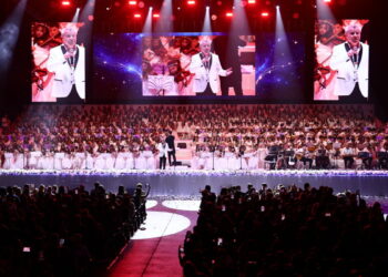 800 kişilik Bilfen Filarmoni Orkestrası, Levent Yüksel ile konser verdi