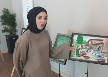 İşitme engelli Emine'den 44 eserlik resim sergisi