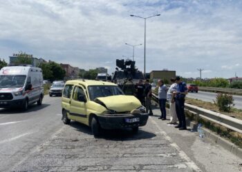 Zırhlı araç ile hafif ticari araç çarpıştı; 1 yaralı