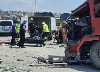 TIR, emniyet şeridinde park halindeki araçlara çarptı: 1 ölü, 1 yaralı