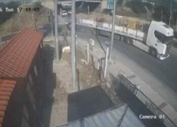 TIR'a çarpan otomobilin sürücüsünün öldüğü kaza kamerada